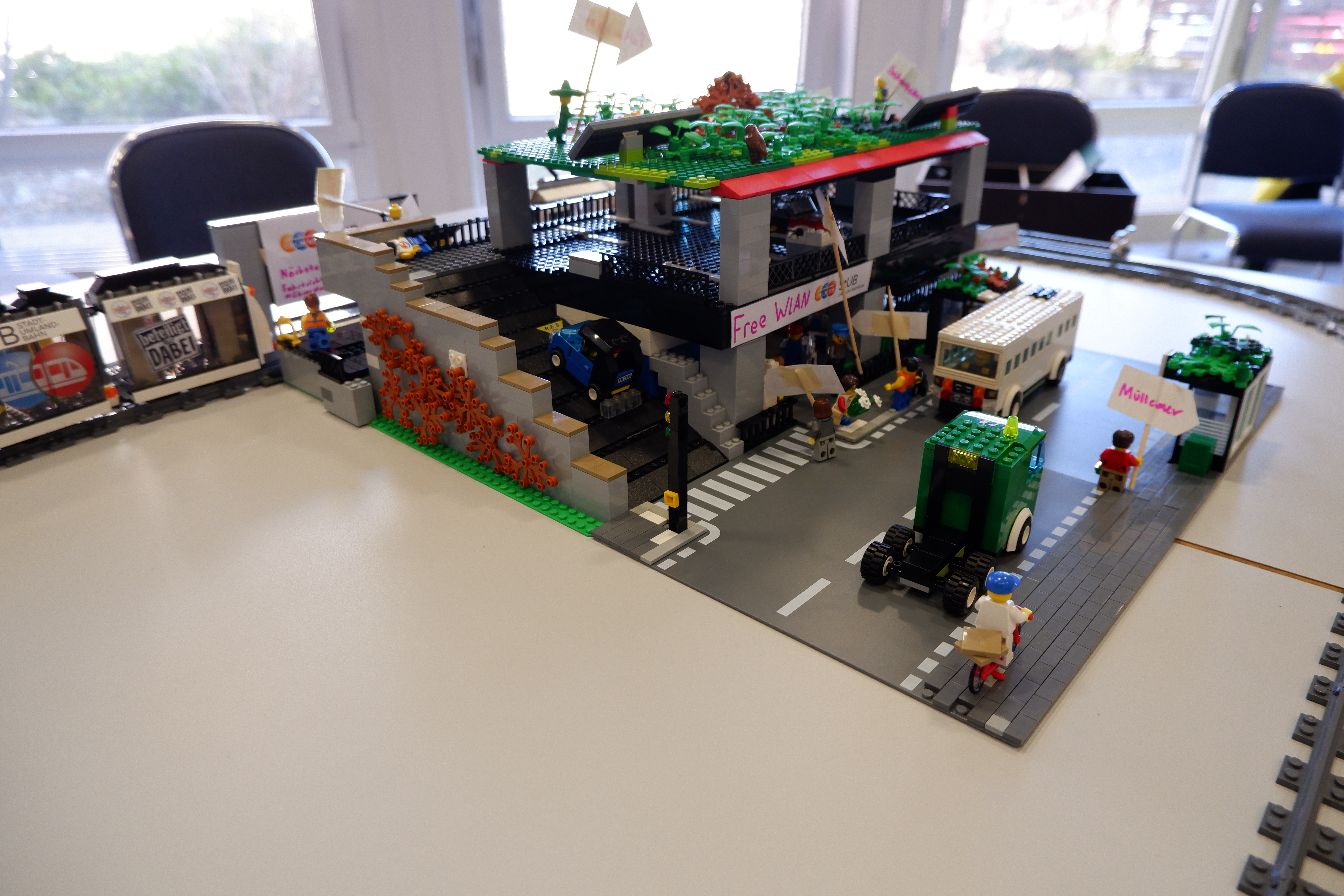 Lego-Modell des Teams "Falkennest" mit Straße, Bushaltestelle und Einfahrt zum Parkhaus.