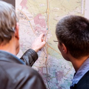 Infoveranstaltung 2020: Gespräche an Streckenplänen