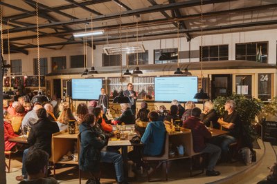Blick auf die Bühne im historischen Straßenbahndepot St. Peter