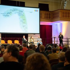 Geschäftsleiterin Mandy Guttzeit präsentiert die Streckenführung der Stadt-Umland-Bahn