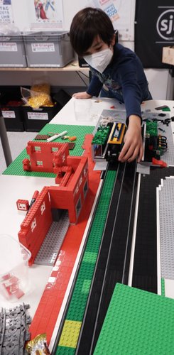 5. Kinder- und Jugendbeteiligung: Teilnehmende arbeiten an Lego-Modelle