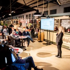 12. Dialogforum: Blick auf die Bühne und Mandy Guttzeit