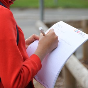 1. Kinder- und Jugendbeteiligung: Teilnehmer mach sich Notizen