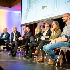 Blick auf die Bühne während der Fragerunde beim 17. Dialogforum zur Stadt-Umland-Bahn