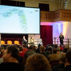 Geschäftsleiterin Mandy Guttzeit präsentiert die Streckenführung der Stadt-Umland-Bahn