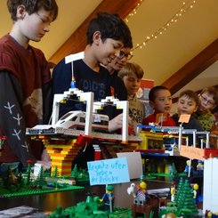 2. Kinder- und Jugendbeteiligung: Teilnehmende stellen ihr Lego-Modell vor