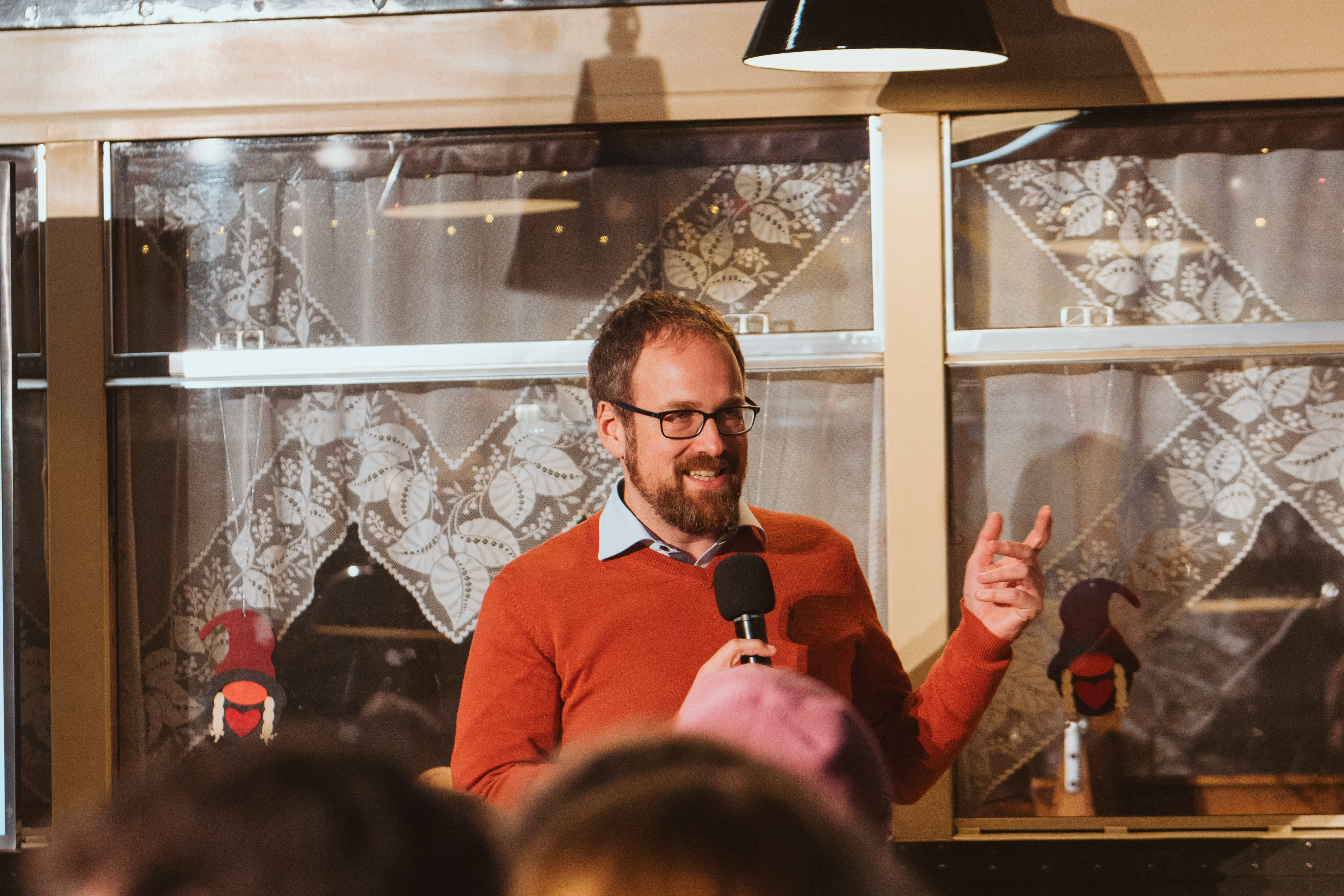 Dr. Florian Janik begrüßt das Publikum