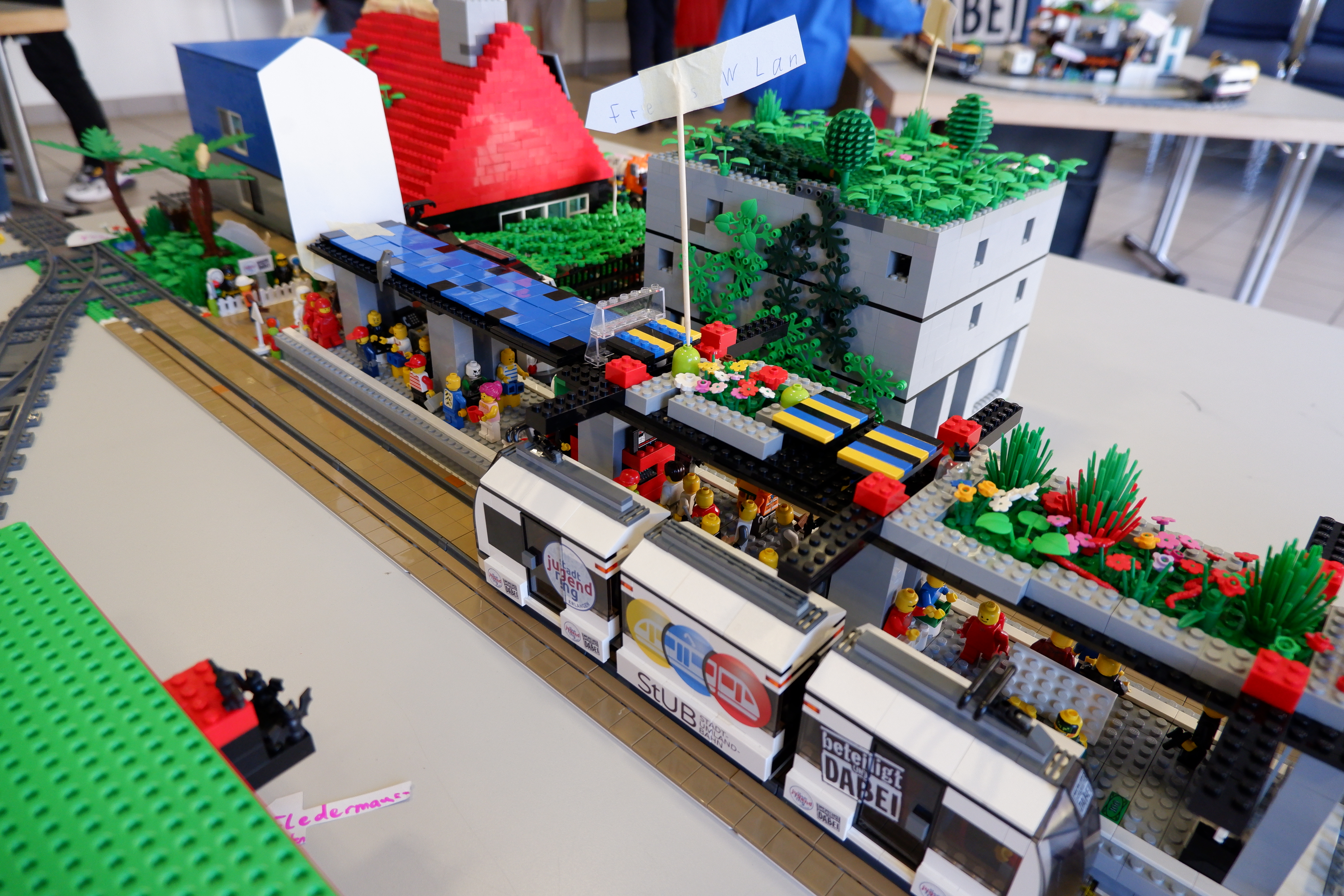 Lego-Modell des Teams "Schlafkoje" mit Straßenbahnhaltestelle für die StUB, die Haltestellenbedachung ist begrünt und hat Solarzellen.