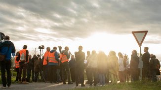 Blick auf die Teilnehmer*innen eines mobilen Dialogforums