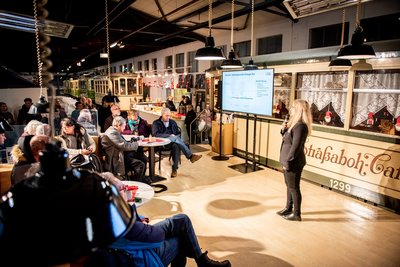 12. Dialogforum: Blick auf die Bühne und Mandy Guttzeit