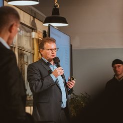 Daniel Große-Verspohl erklärt den Streckenverlauf