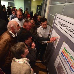 6. Dialogforum: Teilnehmende informieren sich