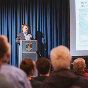 2. Ostast-Forum 2024: Blick auf die Bühne zu Daniel Große-Verspohl