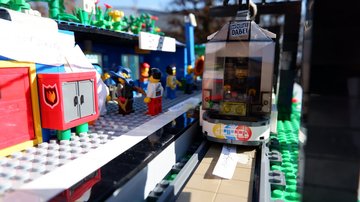 Straßenbahnhaltestelle mit StUB des Modells "Fledermaus".