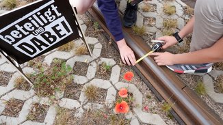 1. Kinder- und Jugendbeteiligung: Teilnehmer*innen messen die Schienenbreite