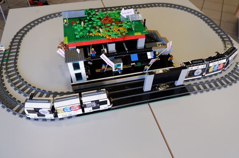 Lego-Modell des Teams "Falkennest" mit Straßenbahnhaltestelle für die StUB und begrüntes Parkhausdach.