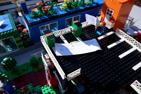 Lego-Modell des Teams "Fledermaus" mit Parkdeck.