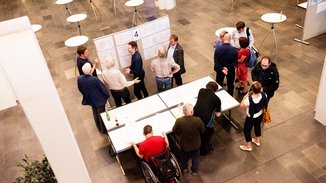 13. Dialogforum: Arbeitsraum von oben - Blick auf die Arbeitstische